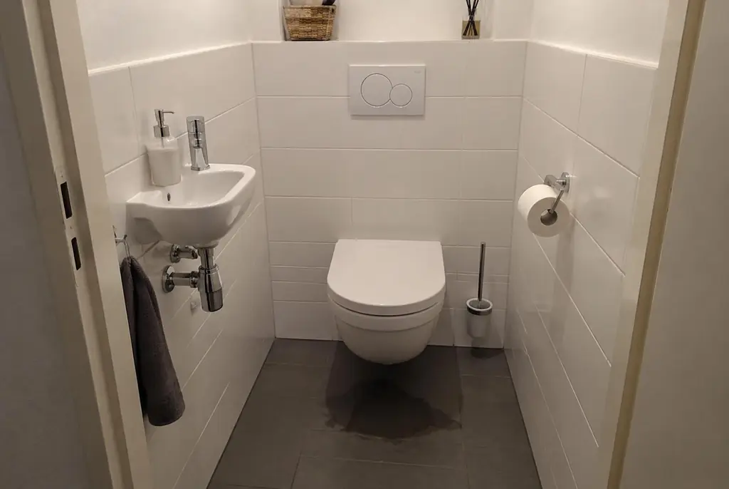 Lekdetectie Bergschenhoek – natte vloer bij een toilet