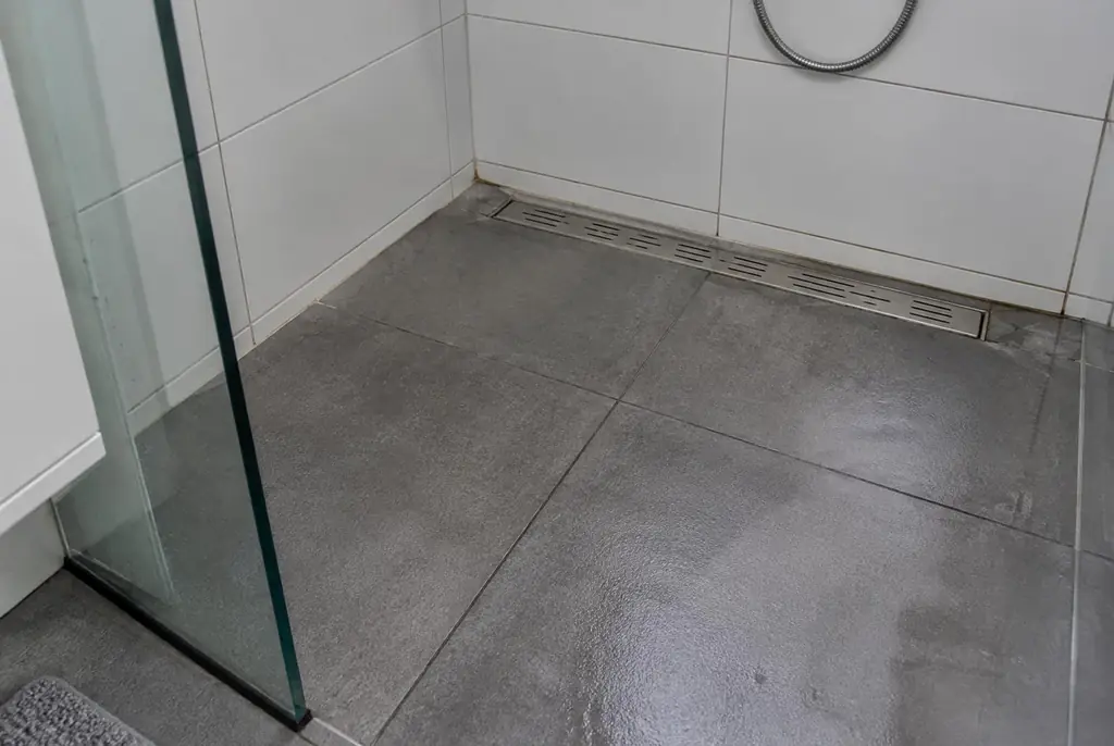 Lekdetectie Bergschenhoek – lekkende inloopdouche met natte voegen