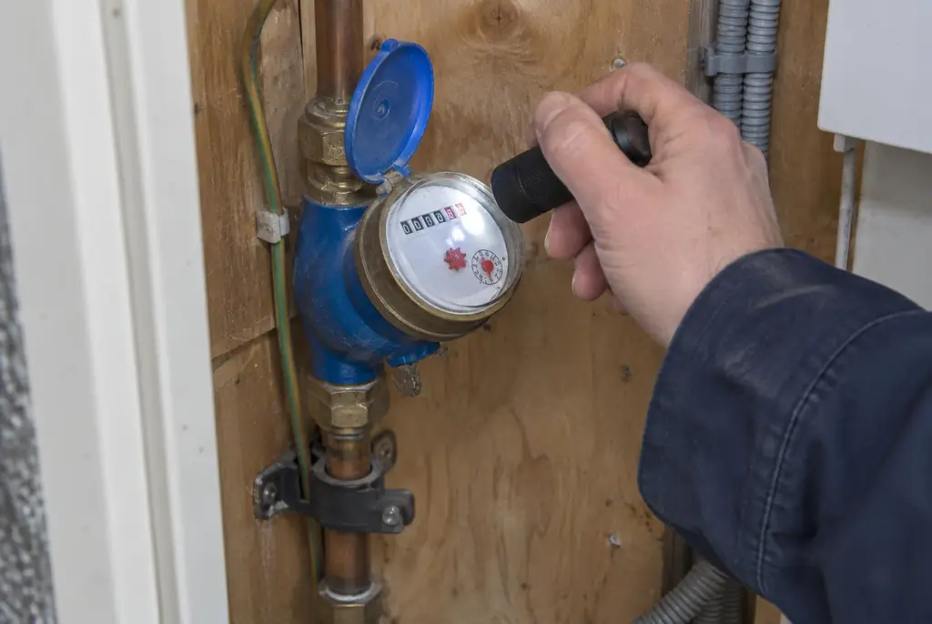 Lekdetectie Bergschenhoek – watermeter in de meterkast controleren met een zaklamp